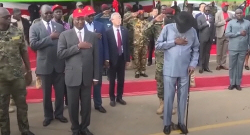 지난달 도로 개통식에서 키르 대통령이 바지에 '실례'를 한 모습[사하라TV 유튜브 캡처]